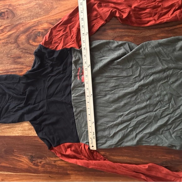 Mons Royale Yotei Powder Hood - Long Sleeve - Black - Large Marino wool Small - Picture 10 of 13